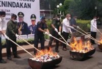 Foto : Pemusnahan barang bukti rokok dan miras ilegal
