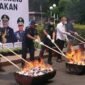 Foto : Pemusnahan barang bukti rokok dan miras ilegal