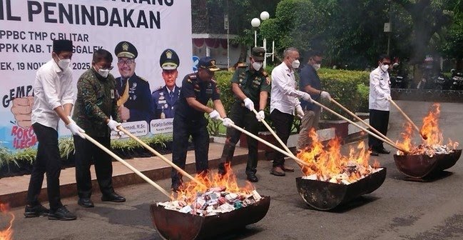 Foto : Pemusnahan barang bukti rokok dan miras ilegal