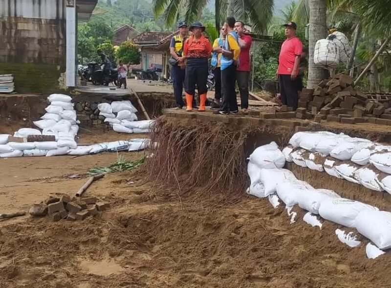 Foto : Petugas melakukan survei dampak bencana di Munjungan