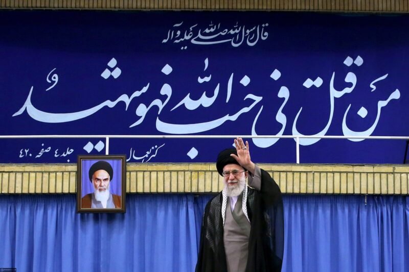 Ali Khamenei saat menyampaikan pidato di Iran.
(Foto: Wikimedia Commons)
