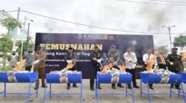 Bea Cukai Pasuruan bersama Bupati Rusdi Sutejo memusnahkan jutaan rokok ilegal hasil penindakan di Pasuruan, Senin (27/4/2026).