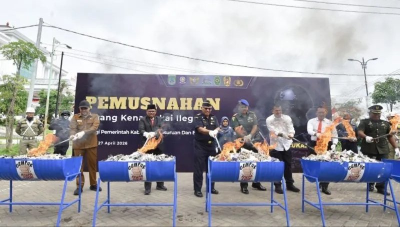 Bea Cukai Pasuruan bersama Bupati Rusdi Sutejo memusnahkan jutaan rokok ilegal hasil penindakan di Pasuruan, Senin (27/4/2026).