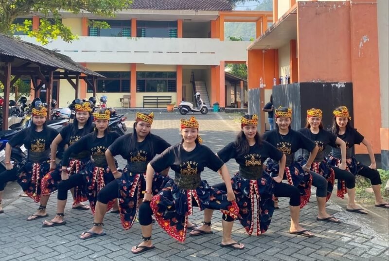 Peserta menampilkan tari kolosal jaranan Turonggo Yakso dalam peringatan Hari Tari Nasional dan Hari Tari Dunia di Kabupaten Trenggalek, Minggu (26/4/2026) lalu