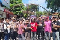 Ratusan peserta aksi menyampaikan tuntutan di depan Kantor Bupati Kediri, Selasa (28/4/2026). (Foto: Lumineer Daily)