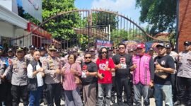 Ratusan peserta aksi menyampaikan tuntutan di depan Kantor Bupati Kediri, Selasa (28/4/2026). (Foto: Lumineer Daily)
