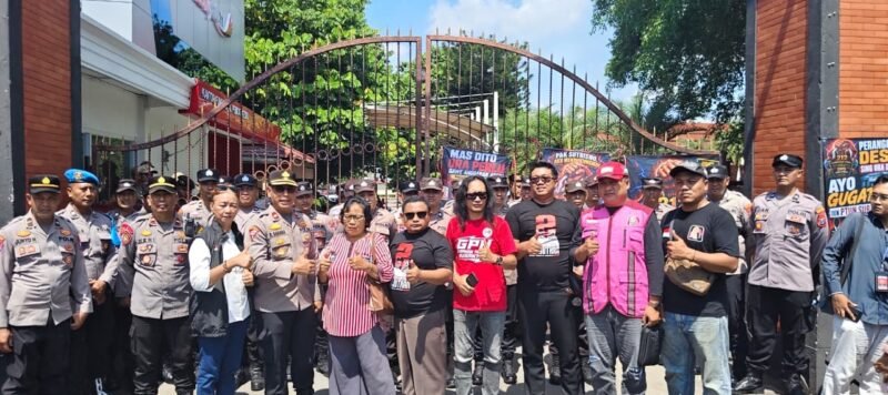 Ratusan peserta aksi menyampaikan tuntutan di depan Kantor Bupati Kediri, Selasa (28/4/2026). (Foto: Lumineer Daily)