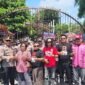 Ratusan peserta aksi menyampaikan tuntutan di depan Kantor Bupati Kediri, Selasa (28/4/2026). (Foto: Lumineer Daily)