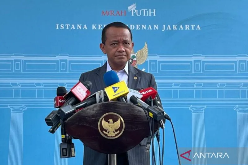 Menteri ESDM Bahlil Lahadalia memberi keterangan usai rapat dengan Presiden Prabowo Subianto di Istana Kepresidenan, Jakarta, Senin (27/4/2026).