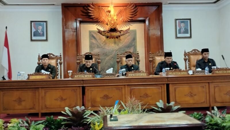 Foto kegiatan Rapat Paripurna DPRD Tulungagung, Senin (4/5/2026).