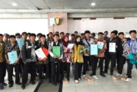 Penyerahan ijazah tertahan kepada peserta didik oleh Pemerintah Kota Administrasi Jakarta Selatan dalam rangka peringatan Hari Pendidikan Nasional 2026.