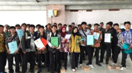 Penyerahan ijazah tertahan kepada peserta didik oleh Pemerintah Kota Administrasi Jakarta Selatan dalam rangka peringatan Hari Pendidikan Nasional 2026.