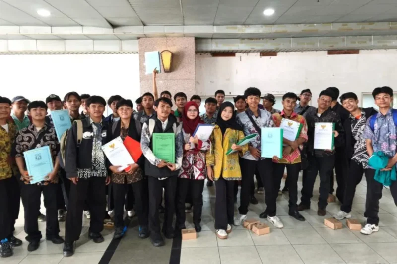 Penyerahan ijazah tertahan kepada peserta didik oleh Pemerintah Kota Administrasi Jakarta Selatan dalam rangka peringatan Hari Pendidikan Nasional 2026.