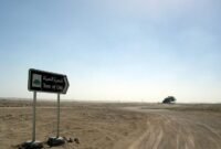 Pohon Kehidupan atau Tree of Life berdiri sendirian di tengah gurun Bahrain dan diyakini telah bertahan hidup lebih dari 400 tahun di lingkungan ekstrem. (Foto: Istimewa)