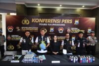 Satreskrim Polres Tulungagung menunjukkan barang bukti kasus dugaan penyalahgunaan LPG subsidi 3 kilogram yang dipindahkan ke tabung gas portable saat konferensi pers di Mapolres Tulungagung. (Foto: Istimewa)