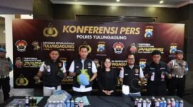 Satreskrim Polres Tulungagung menunjukkan barang bukti kasus dugaan penyalahgunaan LPG subsidi 3 kilogram yang dipindahkan ke tabung gas portable saat konferensi pers di Mapolres Tulungagung. (Foto: Istimewa)