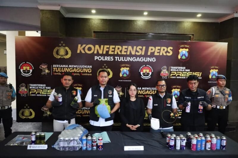 Satreskrim Polres Tulungagung menunjukkan barang bukti kasus dugaan penyalahgunaan LPG subsidi 3 kilogram yang dipindahkan ke tabung gas portable saat konferensi pers di Mapolres Tulungagung. (Foto: Istimewa)