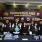 Satreskrim Polres Tulungagung menunjukkan barang bukti kasus dugaan penyalahgunaan LPG subsidi 3 kilogram yang dipindahkan ke tabung gas portable saat konferensi pers di Mapolres Tulungagung. (Foto: Istimewa)