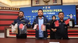 Polres Tuban mengungkap kasus dugaan peredaran uang palsu di Pasar Wage Grabagan dan mengamankan tiga orang beserta barang bukti pecahan Rp100 ribu.