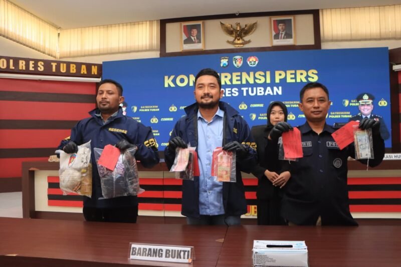 Polres Tuban mengungkap kasus dugaan peredaran uang palsu di Pasar Wage Grabagan dan mengamankan tiga orang beserta barang bukti pecahan Rp100 ribu.