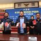 Polres Tuban mengungkap kasus dugaan peredaran uang palsu di Pasar Wage Grabagan dan mengamankan tiga orang beserta barang bukti pecahan Rp100 ribu.