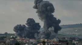 Asap mengepul setelah serangan udara Israel di wilayah Lebanon selatan di tengah meningkatnya ketegangan perbatasan. (Foto: Al Jazeera)