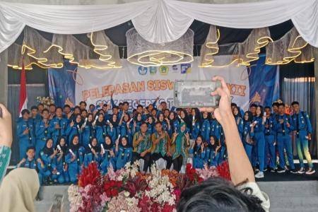 SMKN 2 Trenggalek melepas 675 siswa kelas XII Tahun Pelajaran 2025/2026 dalam suasana sederhana namun penuh makna, Jumat (8/5/2026).