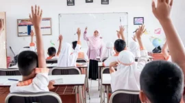 Aktivitas belajar mengajar di salah satu sekolah dasar di Trenggalek. Kekurangan lebih dari seribu guru disebut meningkatkan beban kerja tenaga pendidik.