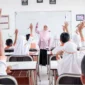 Aktivitas belajar mengajar di salah satu sekolah dasar di Trenggalek. Kekurangan lebih dari seribu guru disebut meningkatkan beban kerja tenaga pendidik.