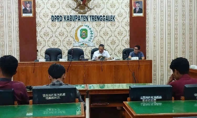 Rapat DPRD Trenggalek bersama GMNI, Senin (18/5/2026).