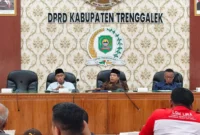 Kondisi jalan rusak menuju kawasan Bendungan Bagong, Kecamatan Bendungan, Trenggalek, dikeluhkan warga karena mengganggu aktivitas harian dan mobilitas