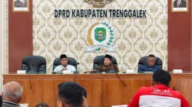 Kondisi jalan rusak menuju kawasan Bendungan Bagong, Kecamatan Bendungan, Trenggalek, dikeluhkan warga karena mengganggu aktivitas harian dan mobilitas