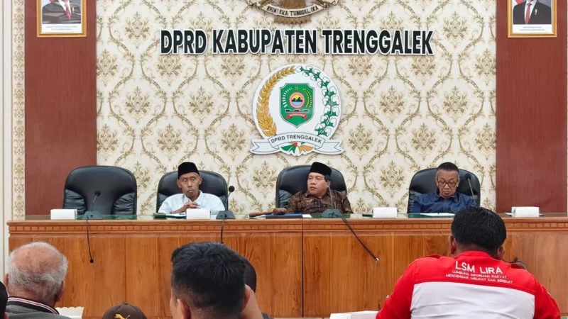 Kondisi jalan rusak menuju kawasan Bendungan Bagong, Kecamatan Bendungan, Trenggalek, dikeluhkan warga karena mengganggu aktivitas harian dan mobilitas