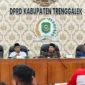 Kondisi jalan rusak menuju kawasan Bendungan Bagong, Kecamatan Bendungan, Trenggalek, dikeluhkan warga karena mengganggu aktivitas harian dan mobilitas