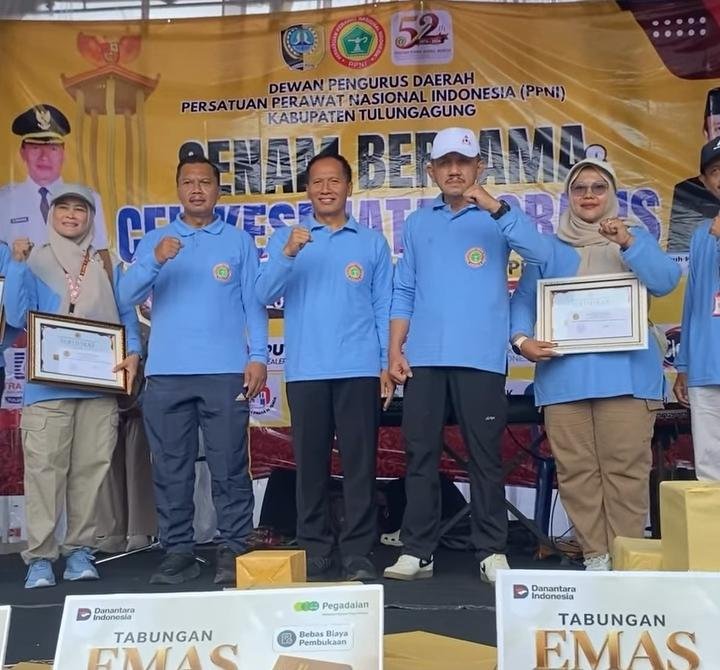 Plt Bupati Tulungagung Ahmad Baharudin menghadiri peringatan HUT ke-52 PPNI di GOR Lembu Peteng, Sabtu (9/5/2026), yang dirangkai dengan senam bersama dan layanan pemeriksaan kesehatan gratis.