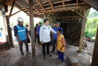 Wakil Ketua MPR RI Edhie Baskoro Yudhoyono meninjau rumah warga penerima bantuan listrik baru di Desa Salamwates, Kecamatan Dongko, Trenggalek. Kunjungan tersebut turut menyoroti kondisi rumah warga di wilayah pelosok yang masih sederhana.