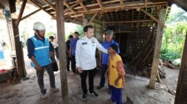 Wakil Ketua MPR RI Edhie Baskoro Yudhoyono meninjau rumah warga penerima bantuan listrik baru di Desa Salamwates, Kecamatan Dongko, Trenggalek. Kunjungan tersebut turut menyoroti kondisi rumah warga di wilayah pelosok yang masih sederhana.