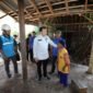 Wakil Ketua MPR RI Edhie Baskoro Yudhoyono meninjau rumah warga penerima bantuan listrik baru di Desa Salamwates, Kecamatan Dongko, Trenggalek. Kunjungan tersebut turut menyoroti kondisi rumah warga di wilayah pelosok yang masih sederhana.