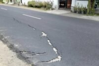 Foto Kondisi jalan di wilayah utara Balai Desa Doroampel, Tulungagung, mulai mengalami kerusakan meski proyek perbaikan baru selesai sekitar satu bulan lalu.