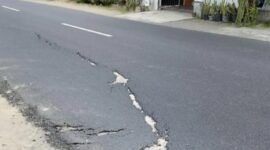Foto Kondisi jalan di wilayah utara Balai Desa Doroampel, Tulungagung, mulai mengalami kerusakan meski proyek perbaikan baru selesai sekitar satu bulan lalu.