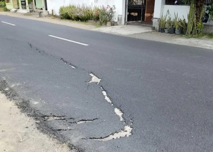 Foto Kondisi jalan di wilayah utara Balai Desa Doroampel, Tulungagung, mulai mengalami kerusakan meski proyek perbaikan baru selesai sekitar satu bulan lalu.