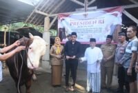 Sapi kurban bantuan Presiden RI Prabowo Subianto berbobot 1,037 ton resmi diserahkan untuk masyarakat Trenggalek menjelang Iduladha 1447 Hijriah.