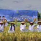 Produksi padi di Jawa Timur pada 2025 mencapai 10,4 juta ton gabah kering giling dan menjadi tertinggi di Indonesia. Ponorogo menjadi salah satu daerah penopang dengan produksi ratusan ribu ton per tahun. Pemerintah kini fokus menjaga stabilitas produksi di tengah ancaman kekeringan 2026 melalui penguatan sistem irigasi dan pompa air.