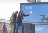 Ratusan massa dari Konsorsium Ponorogo Bersatu menggelar aksi damai di depan Gedung DPRD Ponorogo menyampaikan aspirasi terkait program MBG dan kesejahteraan guru honorer, Kamis (7/5/2026).
