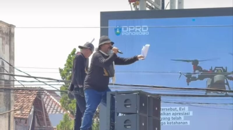 Ratusan massa dari Konsorsium Ponorogo Bersatu menggelar aksi damai di depan Gedung DPRD Ponorogo menyampaikan aspirasi terkait program MBG dan kesejahteraan guru honorer, Kamis (7/5/2026).