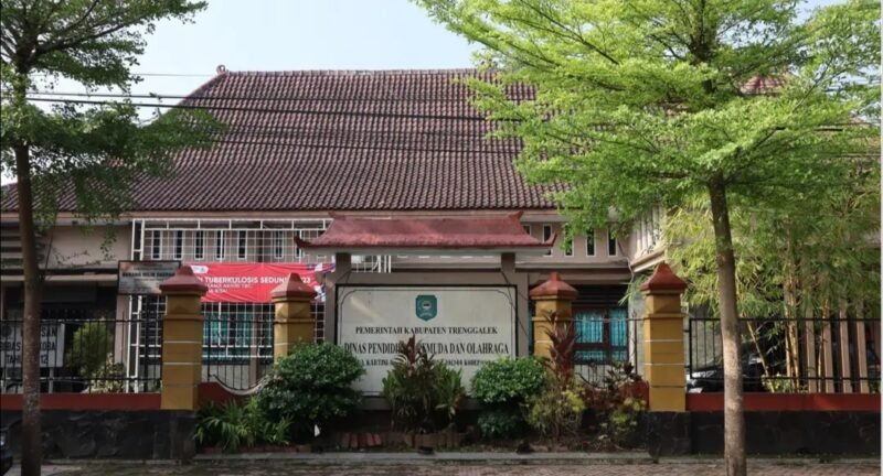 Sebanyak 63 jabatan kepala sekolah SD dan SMP di Trenggalek belum terisi definitif. Puluhan sekolah untuk sementara masih dipimpin Plt selama berbulan-bulan. ( Foto Kantor Dinas Pendidikan Trenggalek)