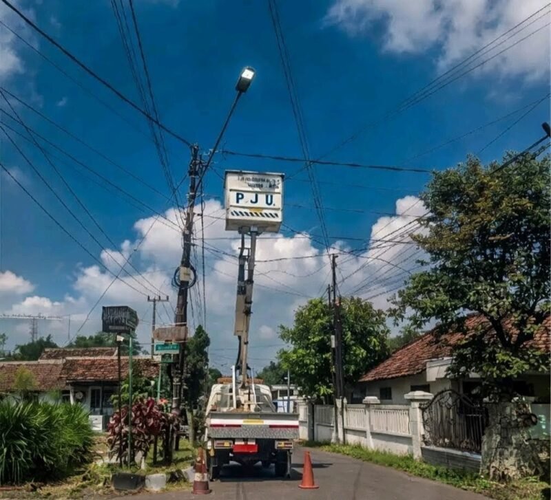 Pendapatan Pajak Penerangan Jalan Kabupaten Trenggalek tahun 2025 mencapai Rp20,8 miliar. Warga berharap pengelolaan dana dari tagihan listrik tersebut disampaikan lebih terbuka dan mudah diakses. (Foto ilustrasi PJU)