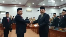 H. Komarudin resmi dilantik sebagai Anggota DPRD Trenggalek menggantikan almarhum Nur Efendi. Ia menegaskan fokus pada pengawalan anggaran dan aspirasi masyarakat di sisa masa jabatan.