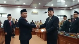 H. Komarudin resmi dilantik sebagai Anggota DPRD Trenggalek menggantikan almarhum Nur Efendi. Ia menegaskan fokus pada pengawalan anggaran dan aspirasi masyarakat di sisa masa jabatan.