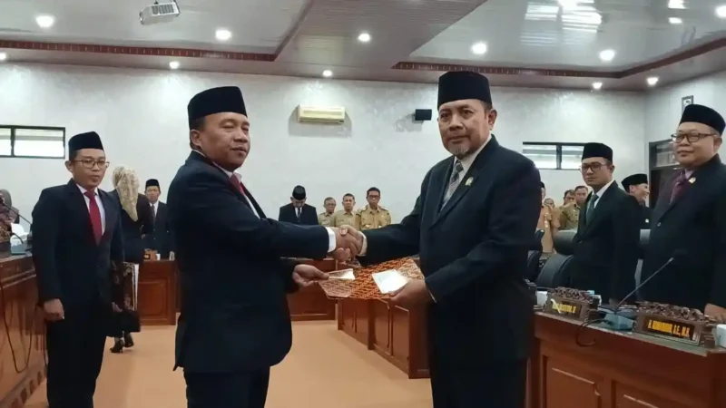 H. Komarudin resmi dilantik sebagai Anggota DPRD Trenggalek menggantikan almarhum Nur Efendi. Ia menegaskan fokus pada pengawalan anggaran dan aspirasi masyarakat di sisa masa jabatan.